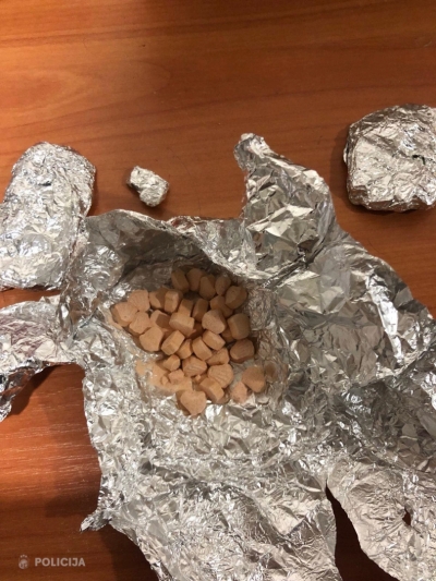 Likumsargi Pierīgā aiztur vīrieti par narkotiku glabāšanu un atsavina MDMA tabletes