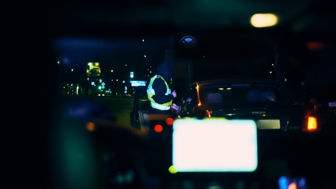 Policists tumsā ārpus automašīnas
