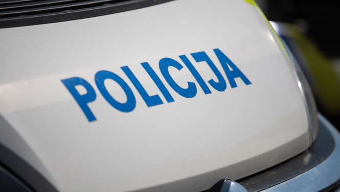 policijas automašīna
