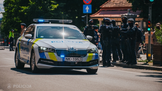Policisti un policijas mašīna