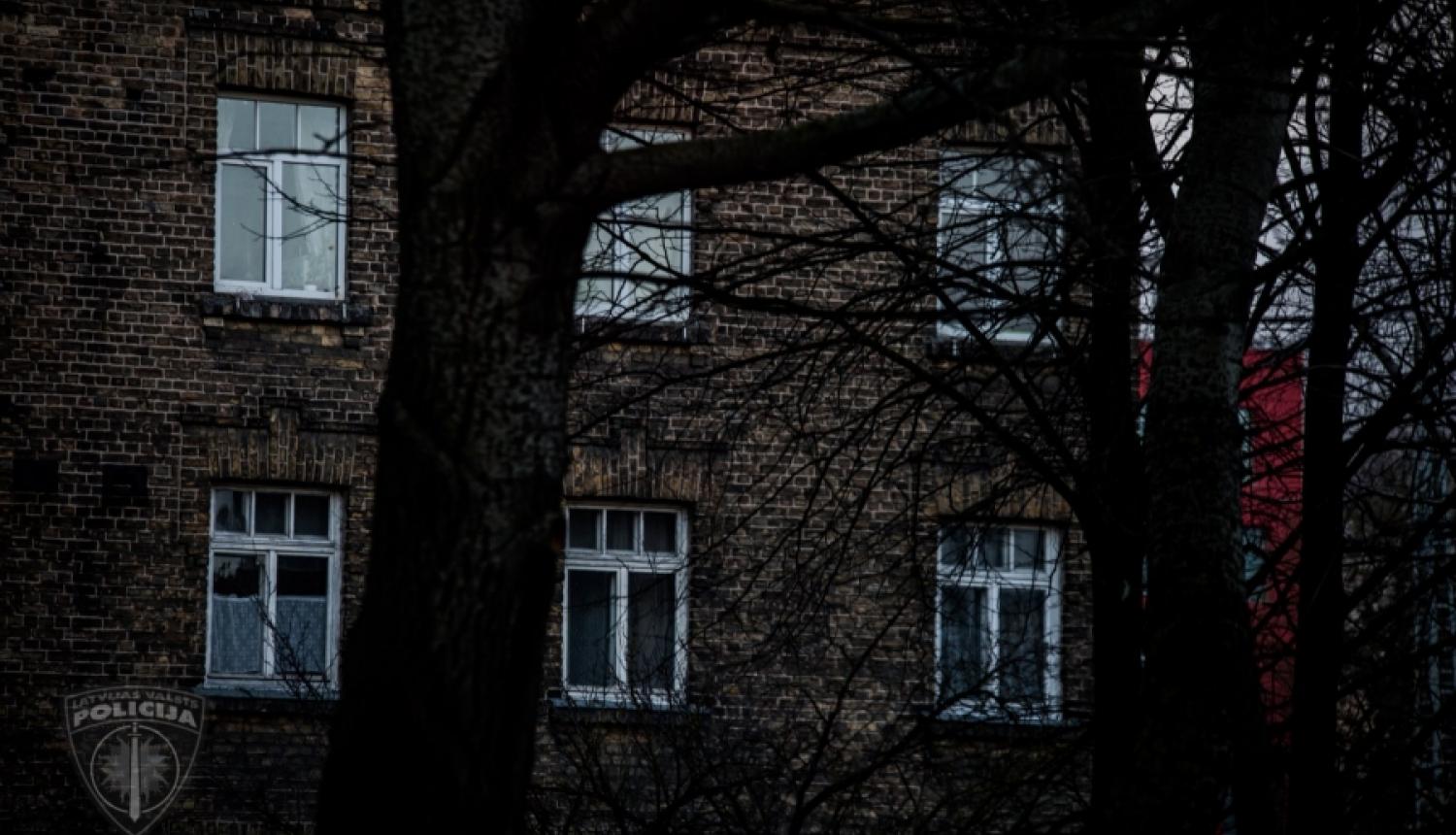 Par spridzināšanas draudiem kādā tiesas ēkā Rīgā aizturēts vairākkārt sodīts vīrietis