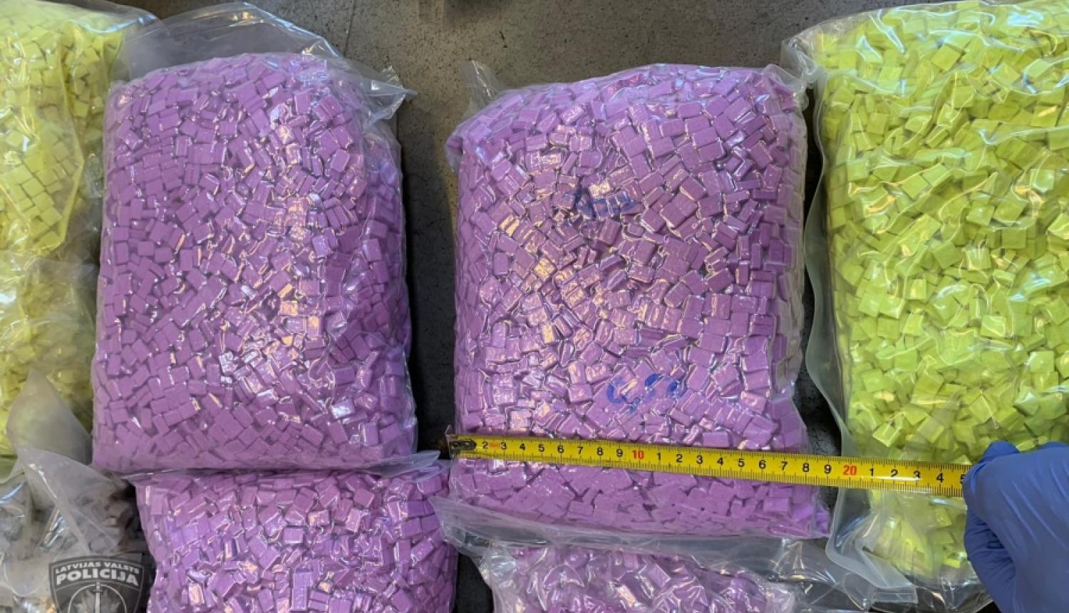 Policija aiztur organizētu grupu un izņem vairāk nekā 300 kilogramus dažādu narkotisko vielu