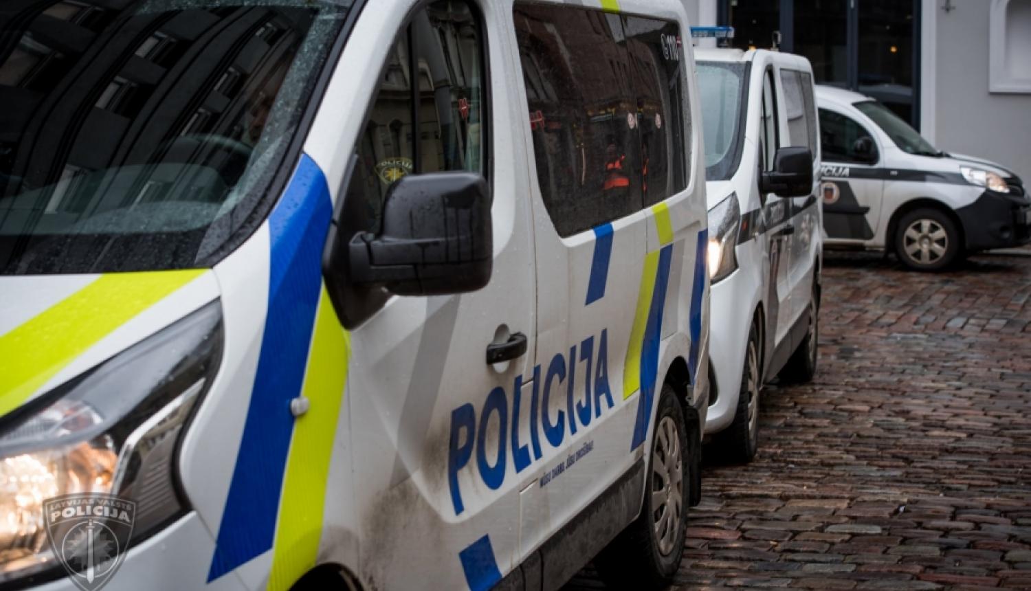 Purvciemā par riepu pārduršanu trīs policijas dienesta automašīnām aizturēts vīrietis