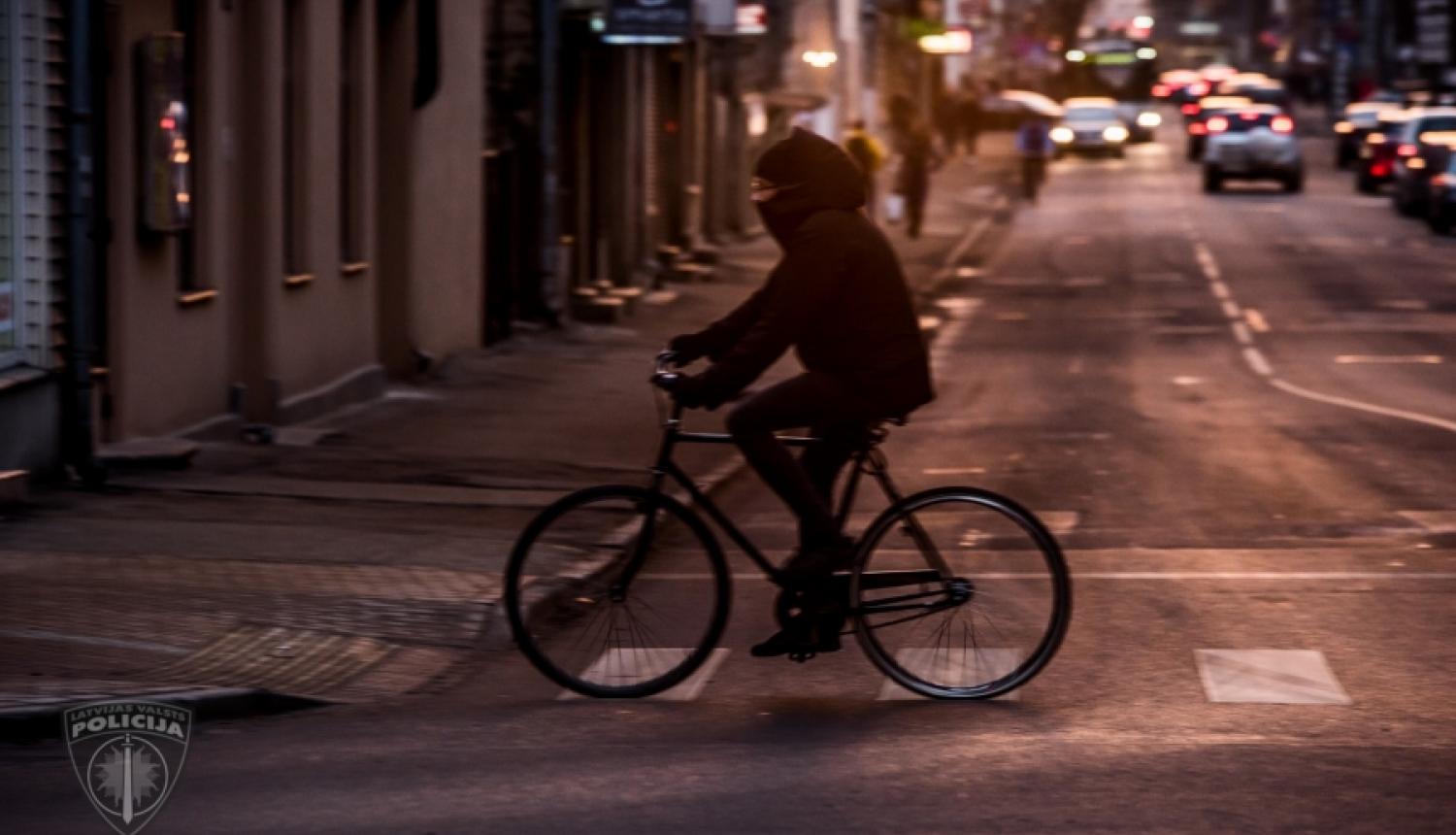 Kāpņu telpā novietots velosipēds kļūst par vilinājumu zaglim: Juglā aizturēts garnadzis