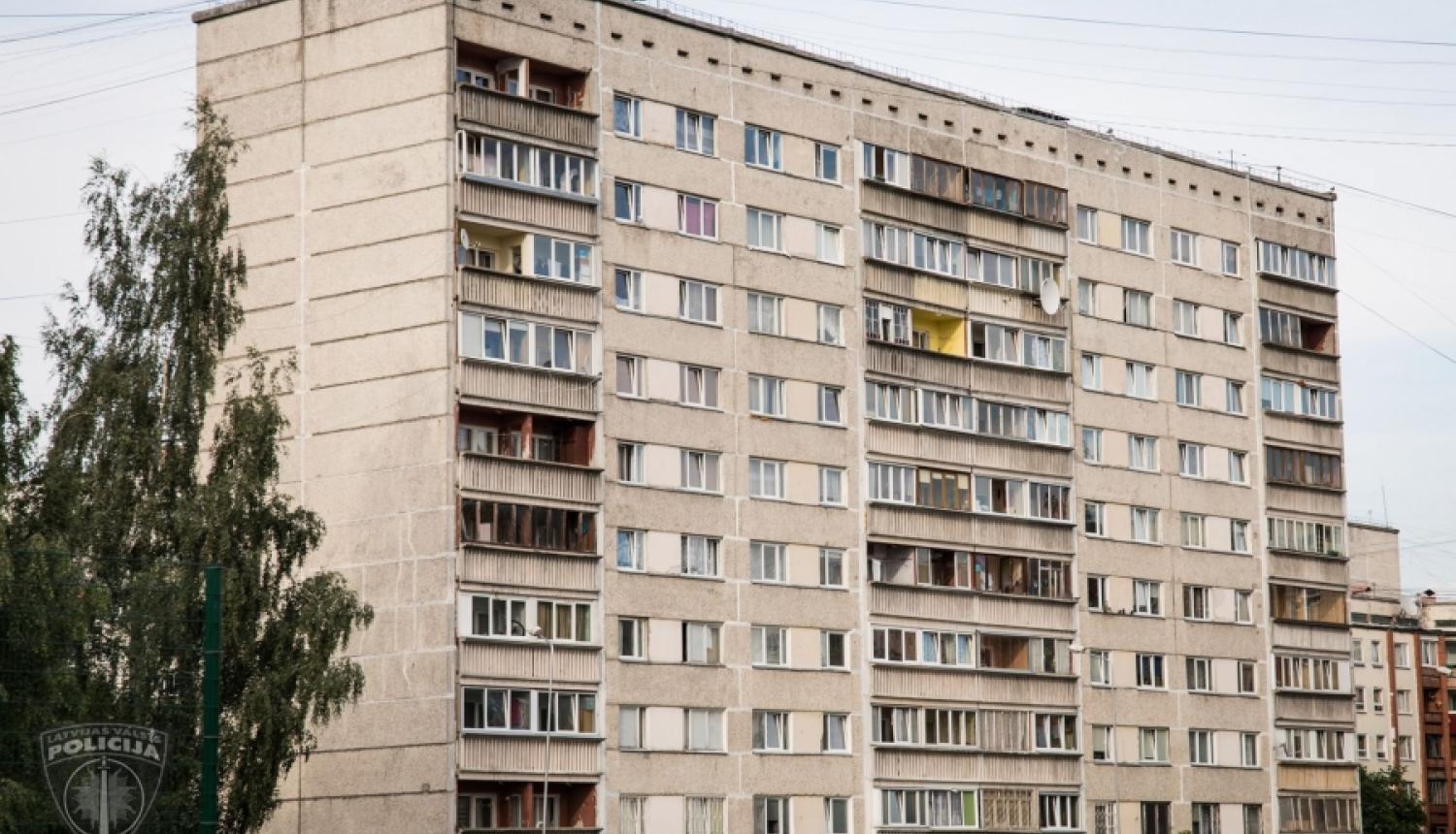 Rīgā aizdomās turētais pēc dzīvokļa aplaupīšanas izlec no piektā stāva un aizbēg
